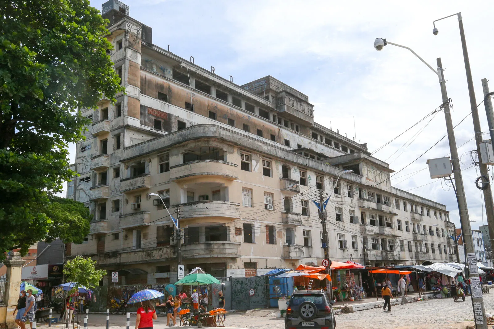 Antigo Lord Hotel, no Centro de Fortaleza, tem tombamento provisório mas não é utilizado atualmente.