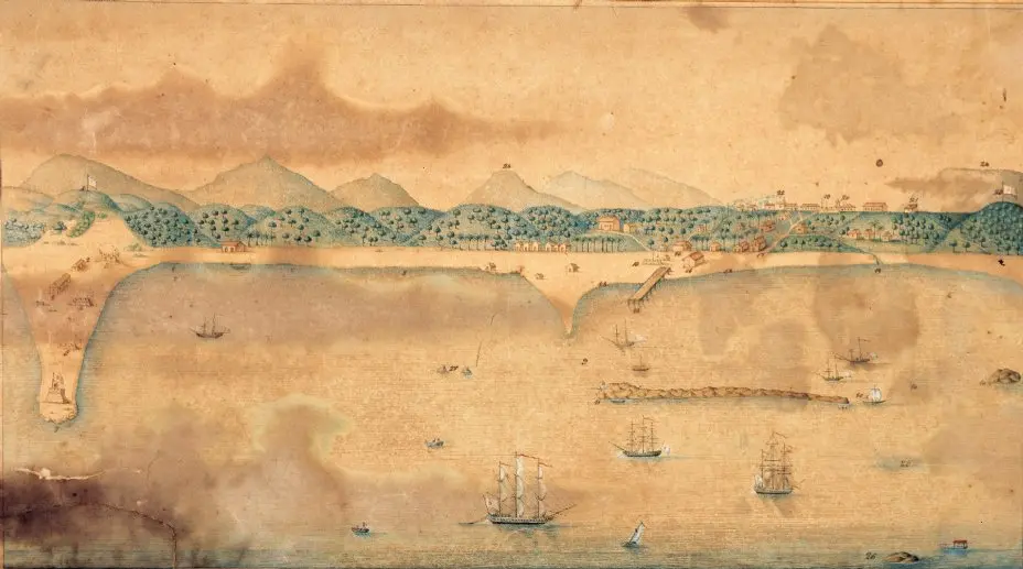 Ilustração histórica de Francisco Giraldes mostrando a Vila de Fortaleza vista do mar, com pequenas edificações coloniais na orla, embarcações a vela no porto e as montanhas ao fundo.