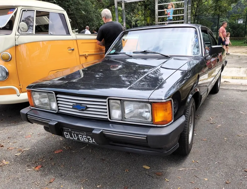 Imagem de um Opala parado.