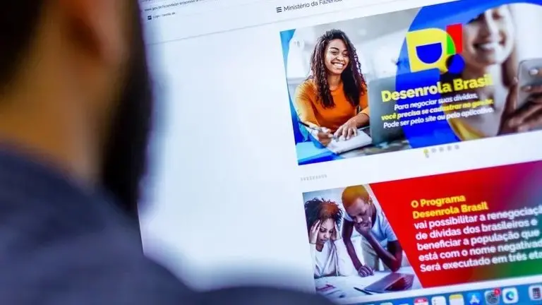 Computador com com página do site do Desenrola aberta.