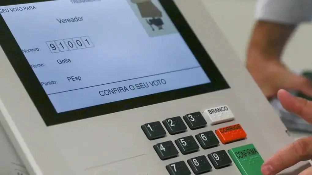 Urna eletrônica com dez dígitos, de 0 a 9, e botões Branco, Corrige e Confirma.