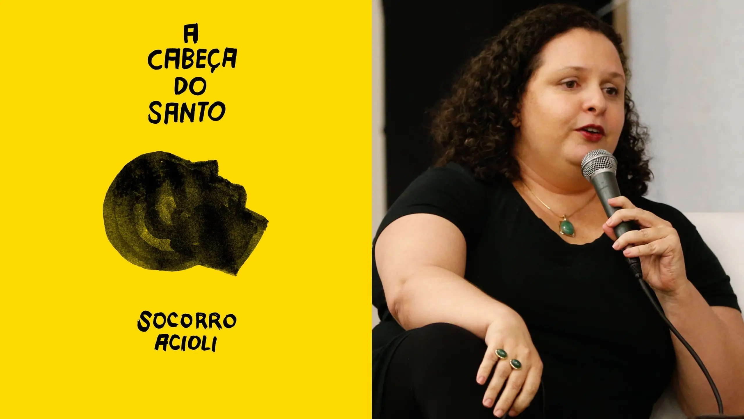A imagem apresenta a capa do livro 'A Cabeça do Santo', de Socorro Acioli, exibindo uma ilustração preta de um perfil humano sobre um fundo amarelo vibrante. Ao lado, a autora Socorro Acioli aparece sentada e falando ao microfone, vestindo uma blusa preta e acessórios com pedras verdes.