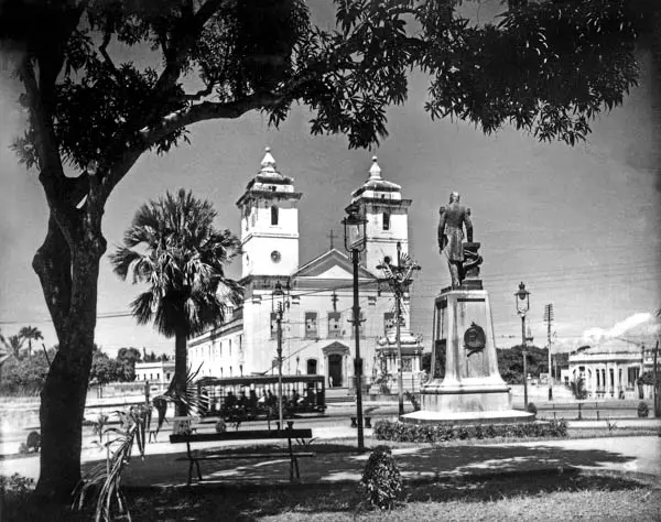 Imagem de uma praça de fortaleza para ilustrar matéria sobre exposição dos 300 anos de Fortaleza.