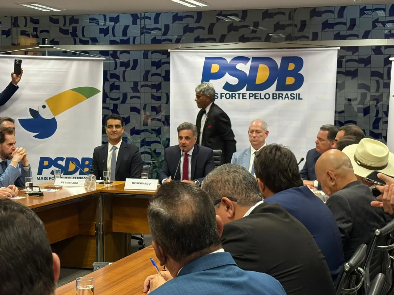 Foto de Ciro Gomes e Aécio Neves durante reunião de lideranças do PSDB, em Brasília.