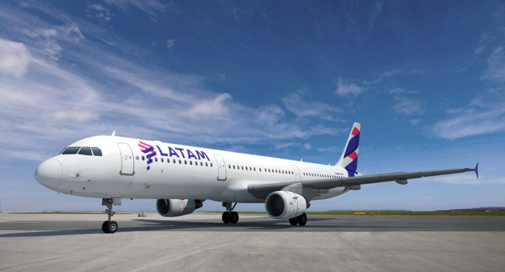 Avião da LATAM modelo A321 XLR estacionado na pista, aeronave que deve operar rotas internacionais como Fortaleza-Madri e Lisboa.
