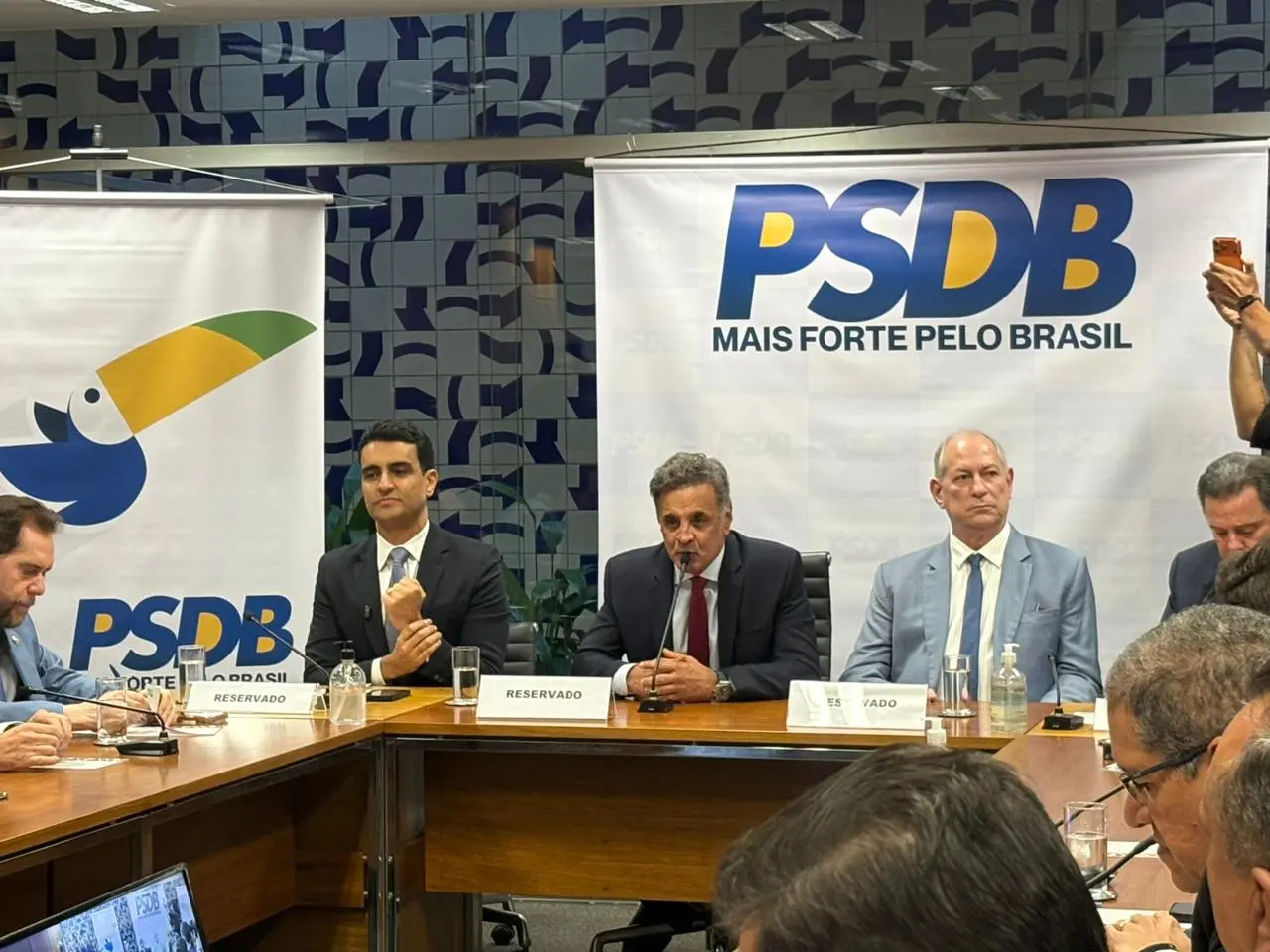 Foto de Aécio Neves e Ciro Gomes em Brasília.