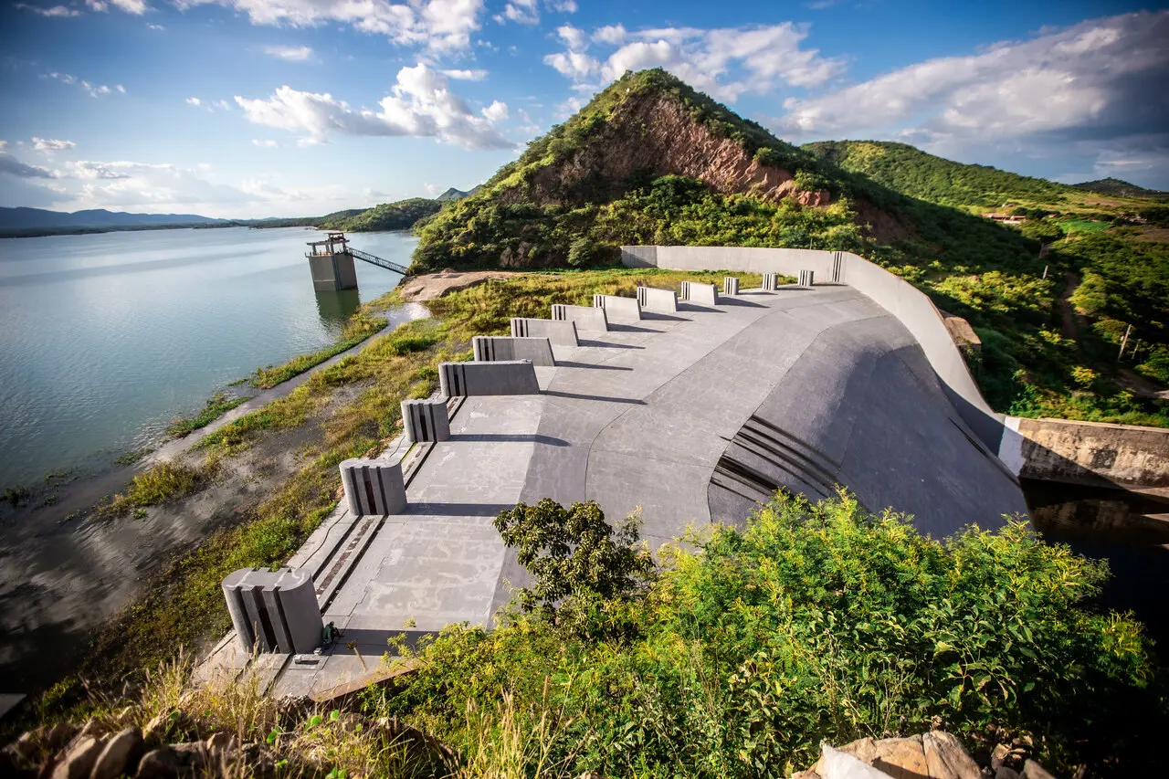 Imagem da notícia Orós, segundo maior açude do Ceará, volta a sangrar em 2026; veja imagens