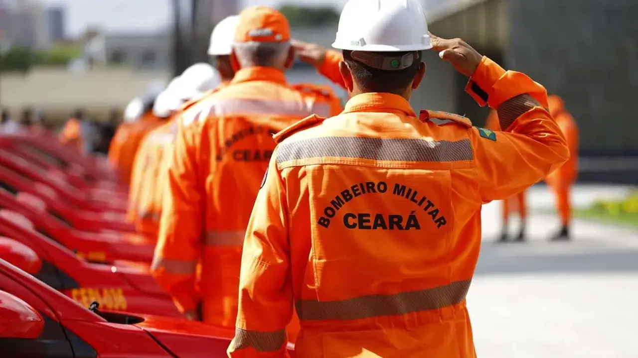 Soldado dos Bombeiros em frente à viatura do CBMCE.