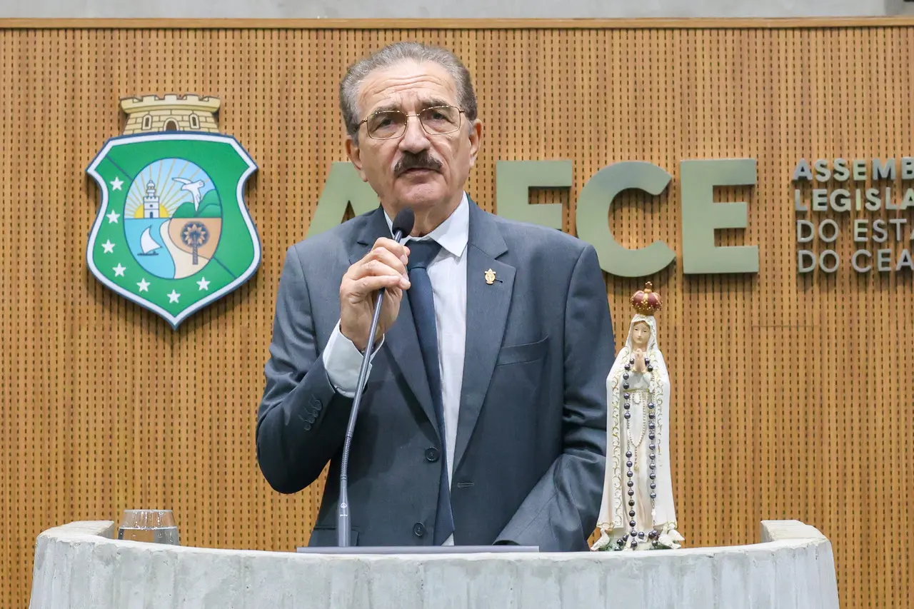 Deputado Walter Cavalcante durante discurso na tribuna da Alece.