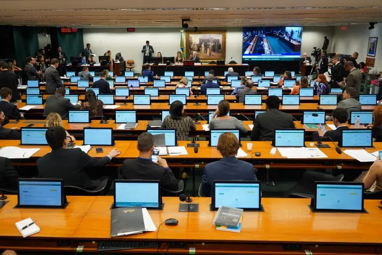 foto de sessão na Comissão de Constituição e Justiça (CCJ) da Câmara.