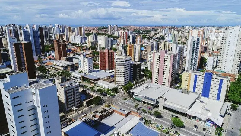 Vista parcial aérea d acidade de Fortaleza. Bairro onde predominam edificações verticais altas.