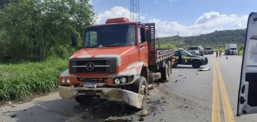 Carro da Band colidiu frontalmente com o caminhão na BR-381.