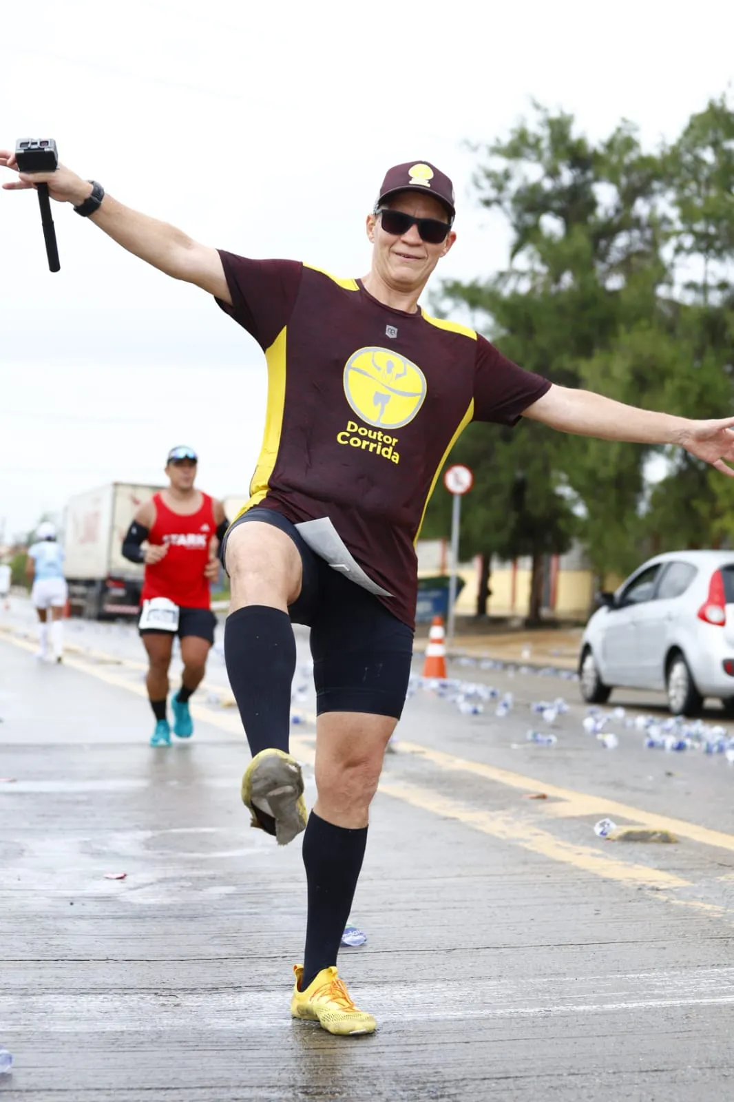 Adriano Pereira correu a 1ª Maratona de Fortaleza sem as solas dos tênis.
