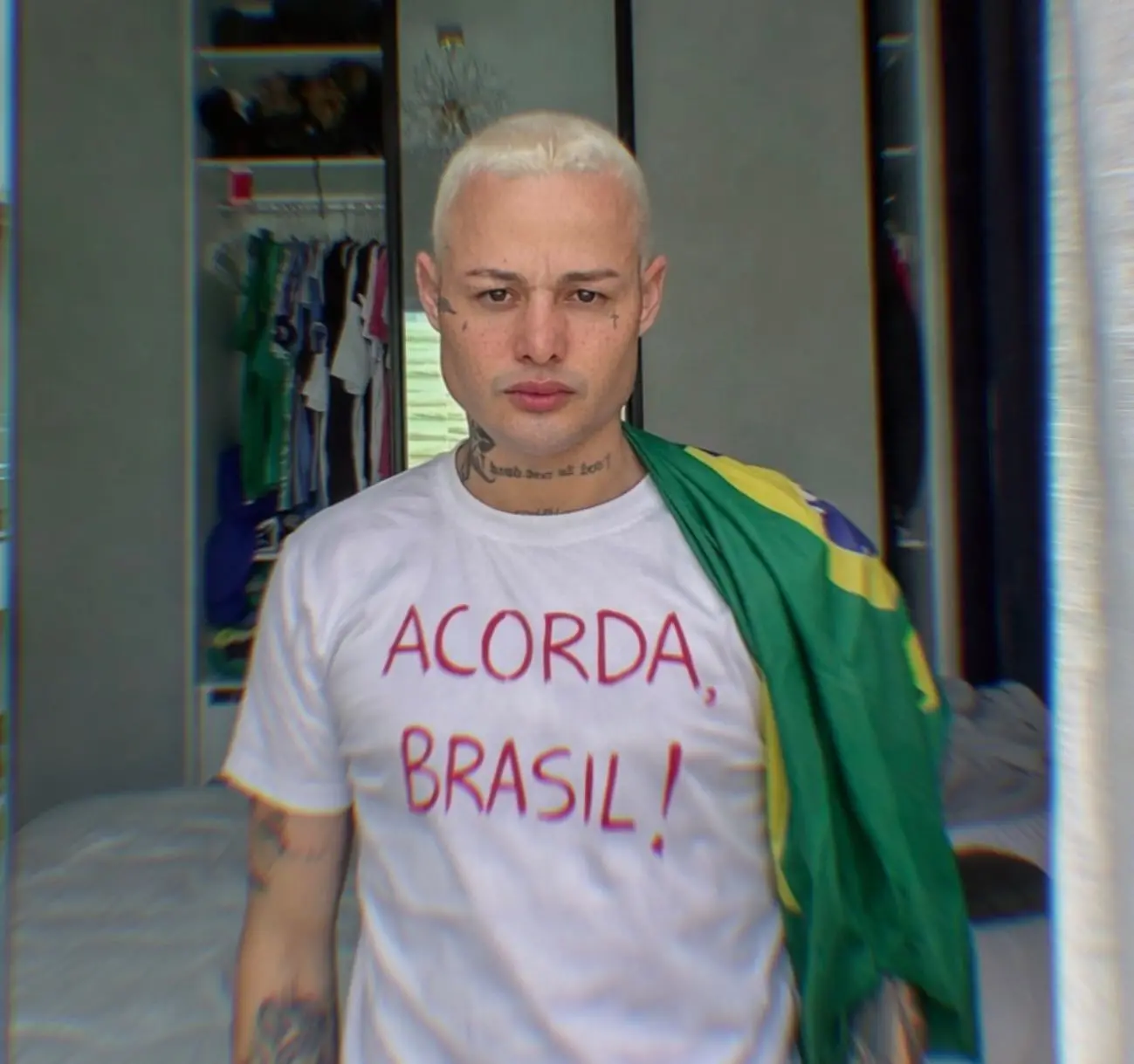 influencer preso acusado pose para foto camisa acorda brasil.