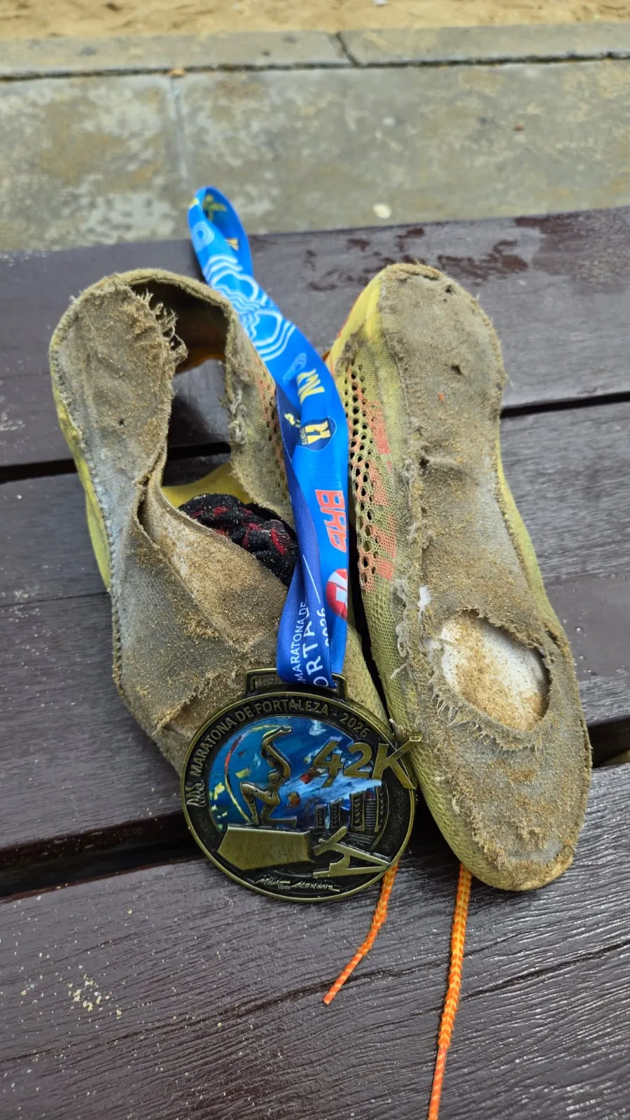 Assim ficou o par de tênis de Adriano Pereira após a Maratona de Fortaleza.
