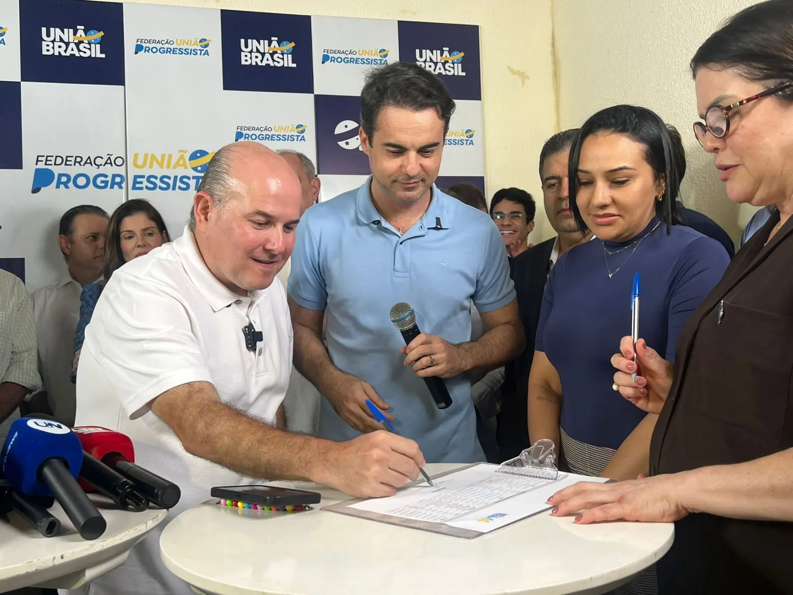 Ao lado de Capitão Wagner, Roberto Cláudio assina posse como presidente do União Brasil em Fortaleza.