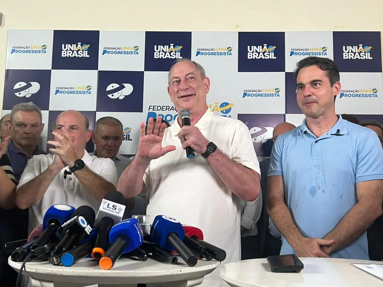 Ciro Gomes discursa ao lado do ex-prefeito de Fortaleza, Roberto Cláudio, e do ex-deputado Capitão Wagner.