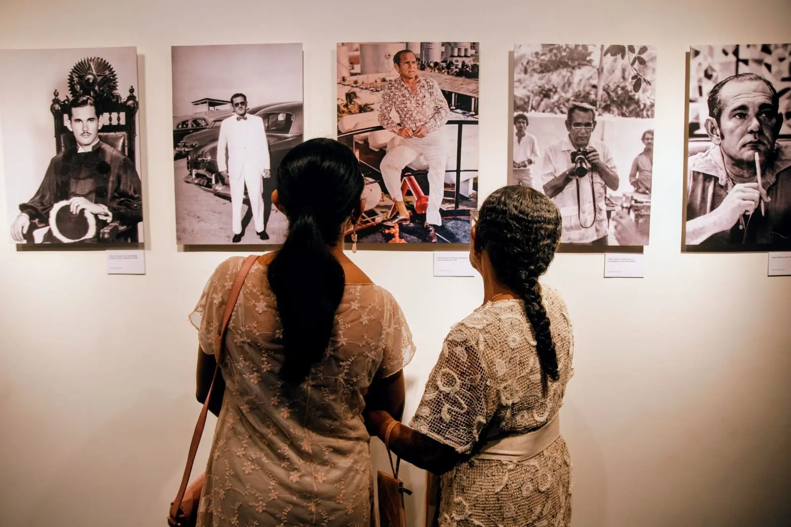 Exposição reúne 30 fotografias de diferentes fases da vida de Edson Queiroz.