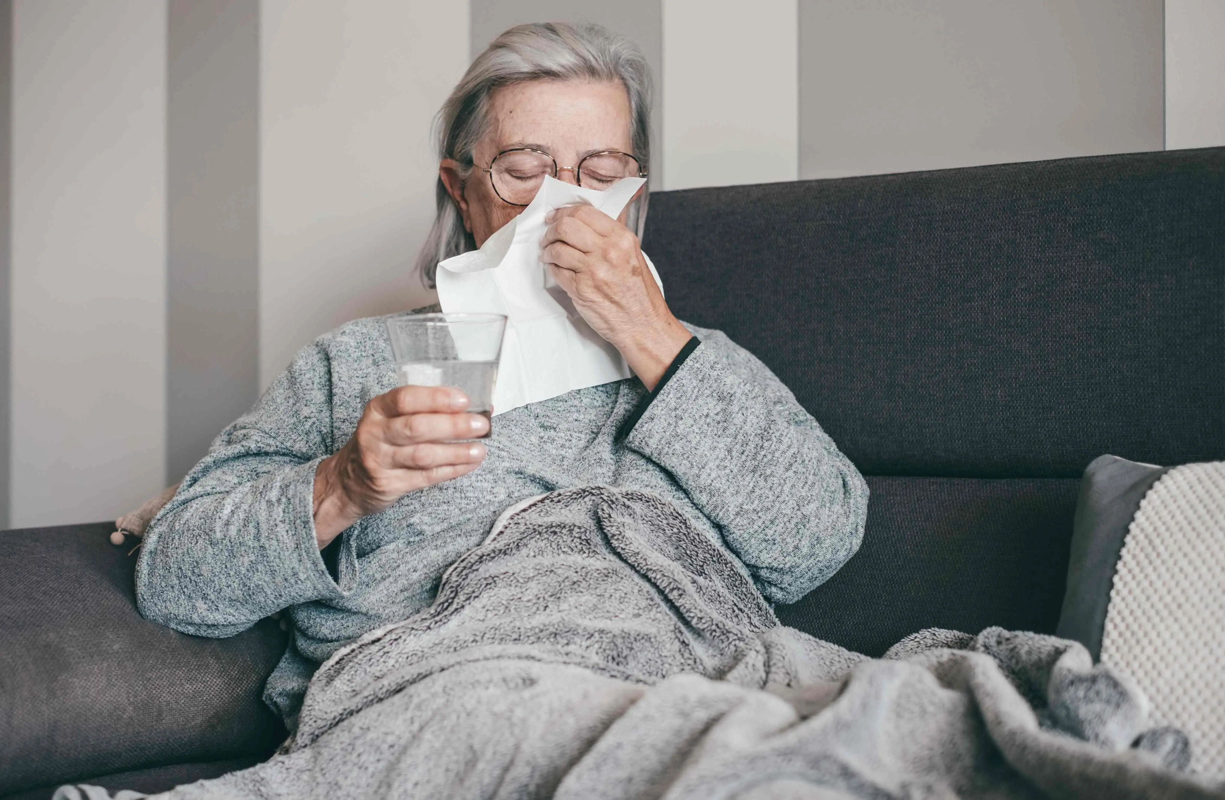 Imagem de uma idosa para matéria sobre como evitar gripes e infecções respiratórias durante período de chuva.