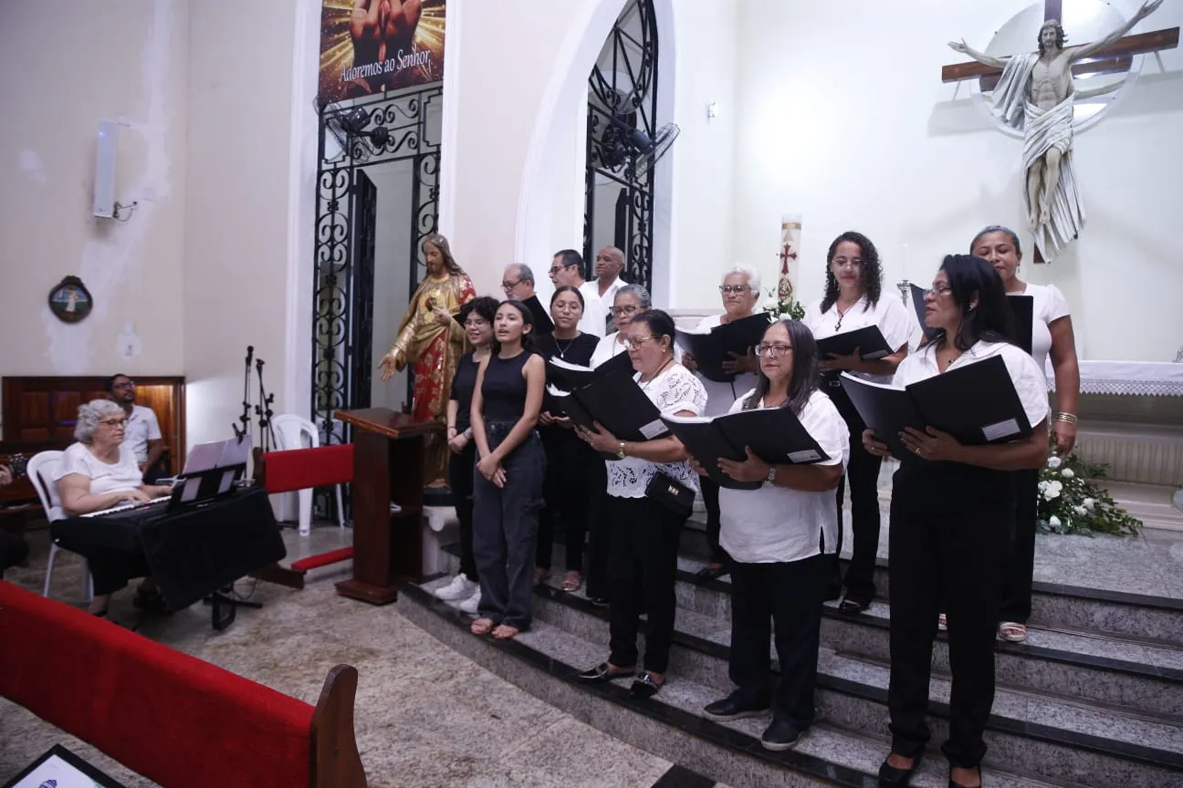 Coral se apresentou em missa dedicada ao legado do empresário.