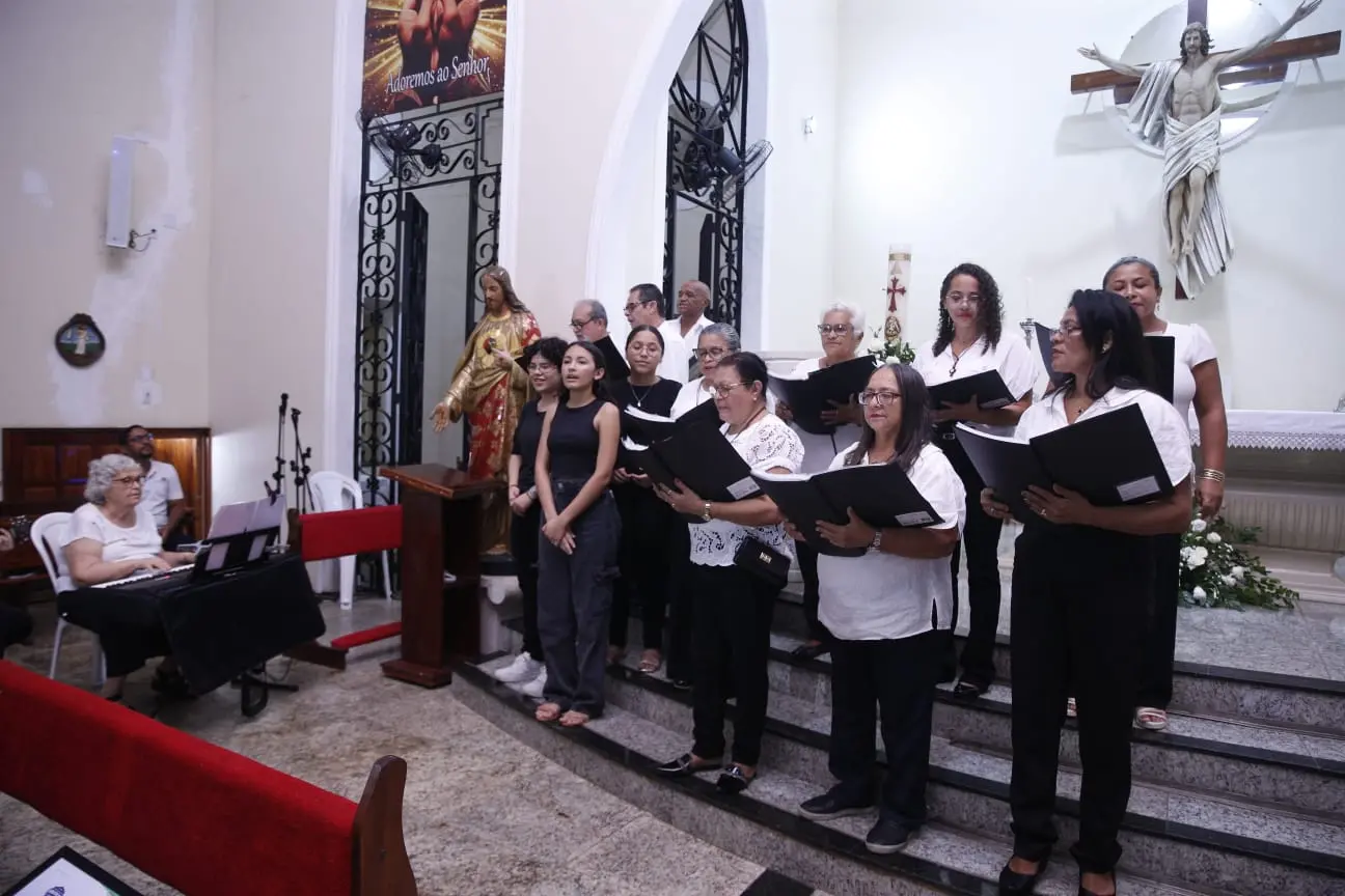 Coral se apresentou em missa dedicada ao legado do empresário.