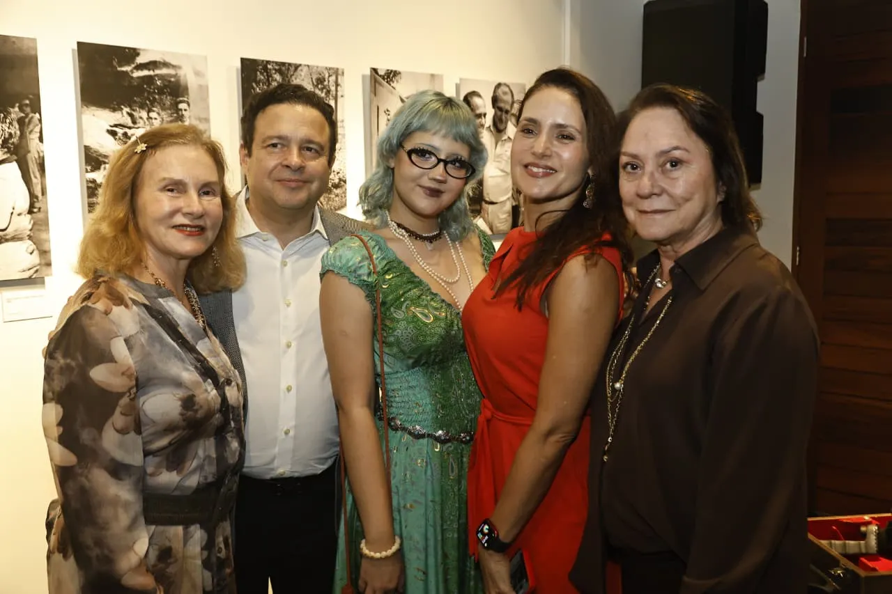 Renata Queiroz Jereissati, Igor Queiroz Barroso, Sara Queiroz Bacelar, Manoela Queiroz Bacelar e Paula Queiroz Frota na abertura da exposição.