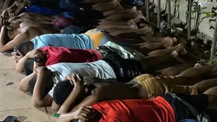 prisoes homens no chao maos para tras.