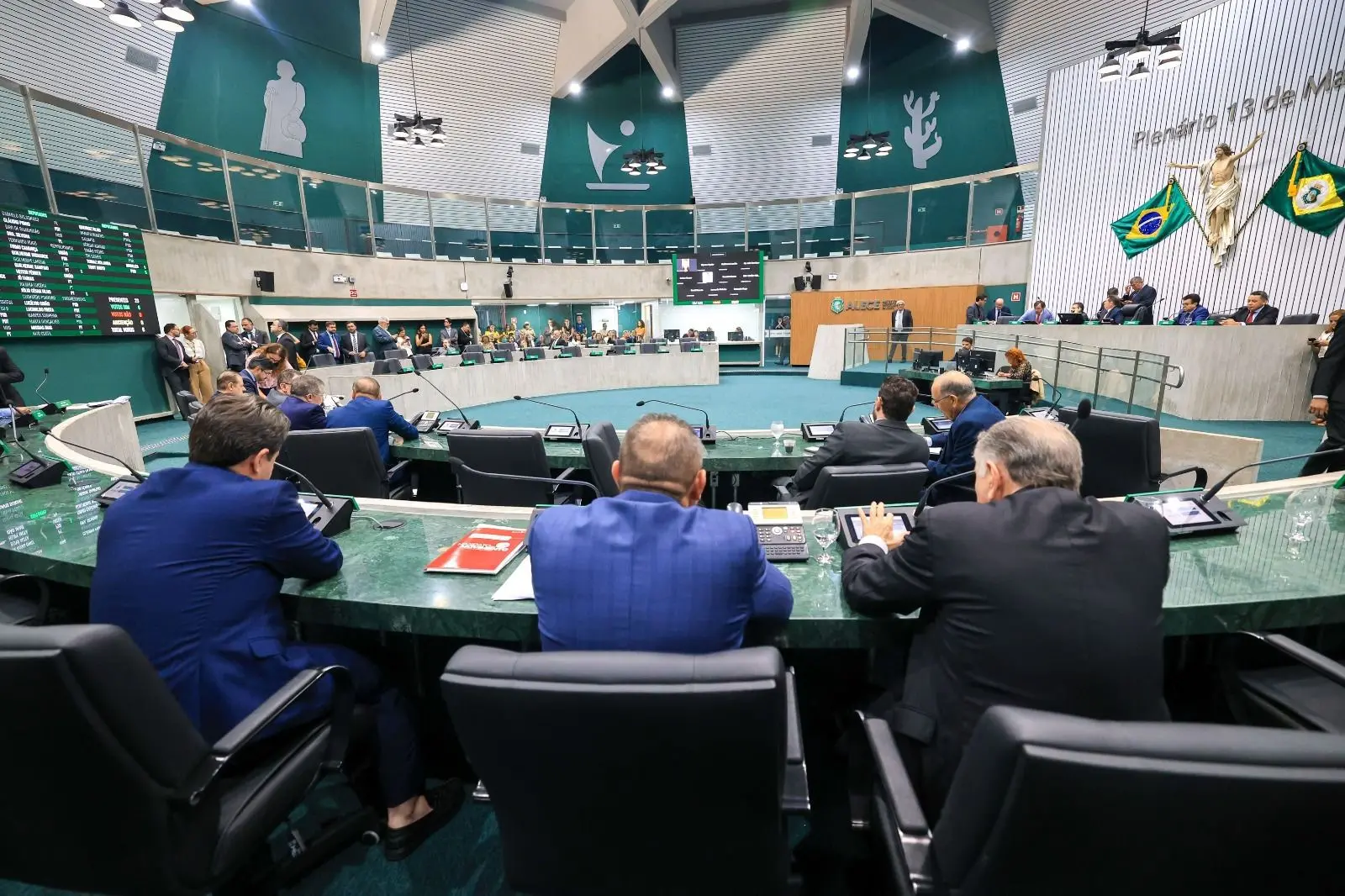Deputados durante votação no Plenário 13 de Maio.