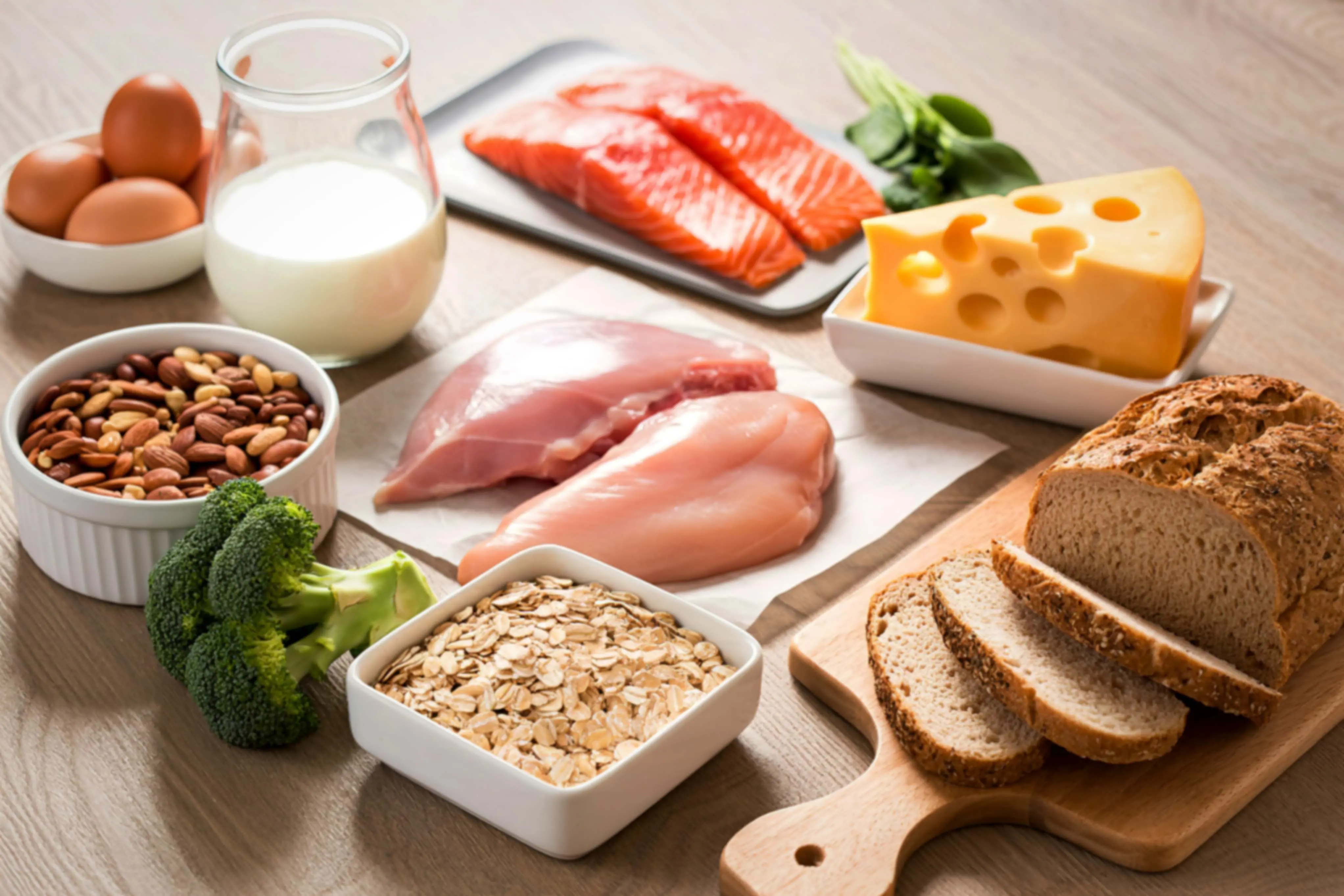 Imagem de uma coleção de alimentos ricos em proteínas, incluindo peixe, frango, ovos, para matéria sobre como a alimentação e os nutrientes certos podem fortalecer o sistema imunológico.