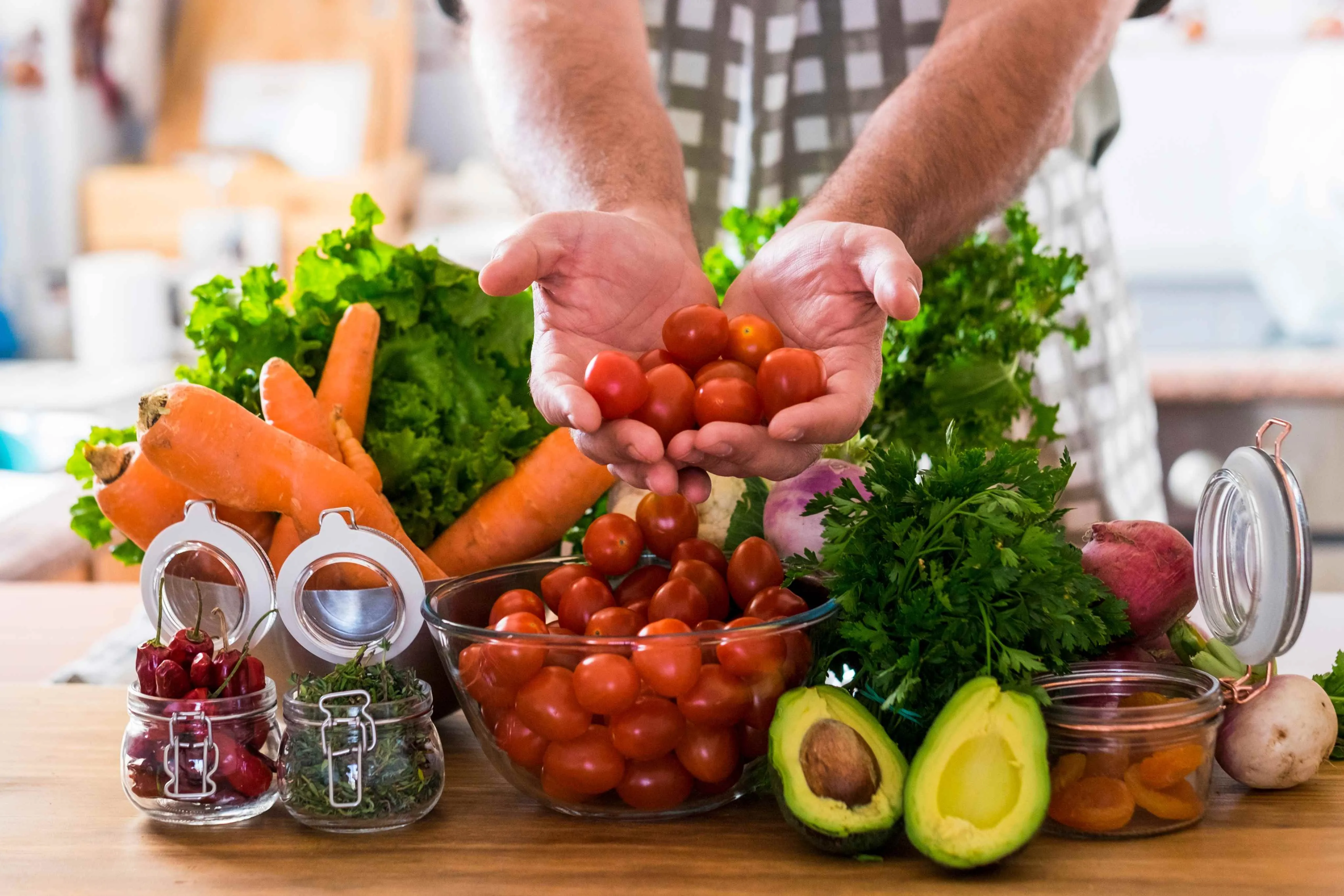 Nutricionista recomenda frutas e legumes frescos, ao invés de produtos industrializados.
