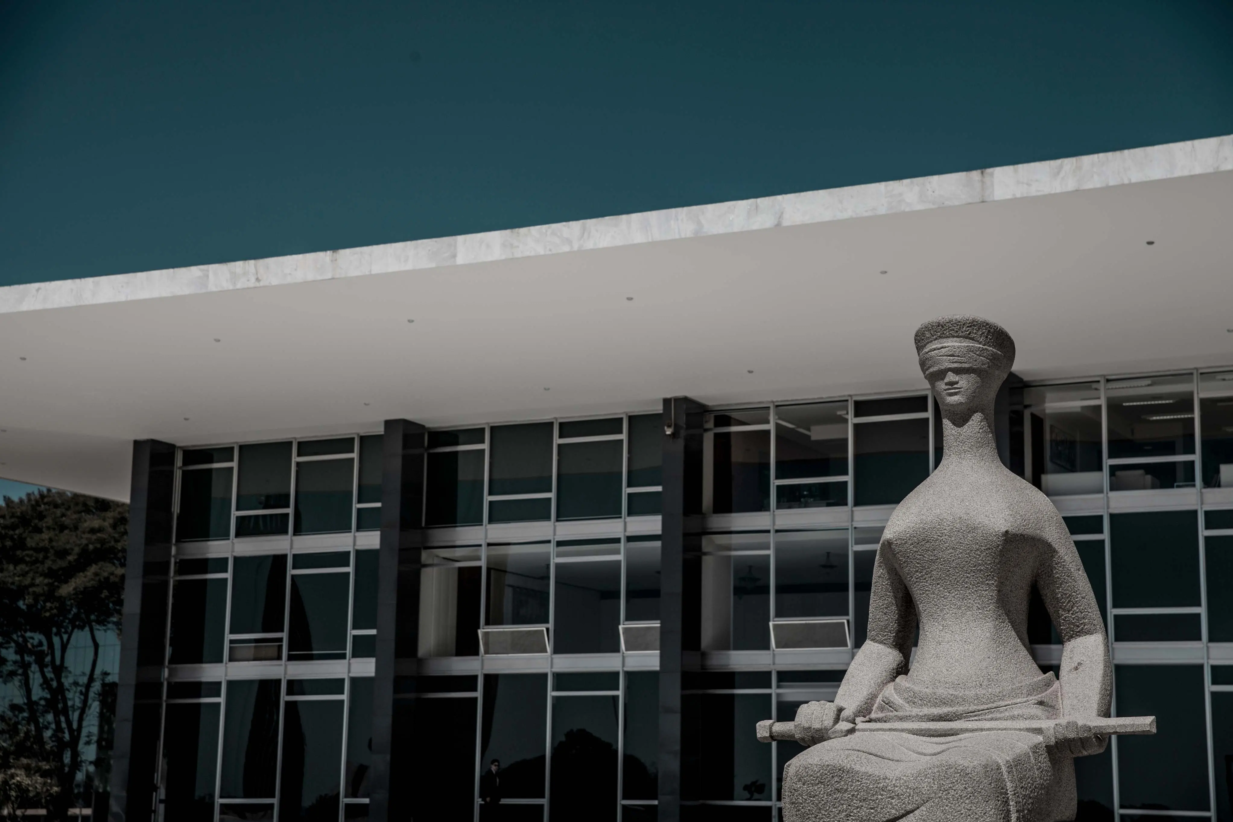 Imagem da estátua da justiça, em Brasília, para matéria sobre STF tem maioria para derrubar lei de SC que proibiu cotas raciais.