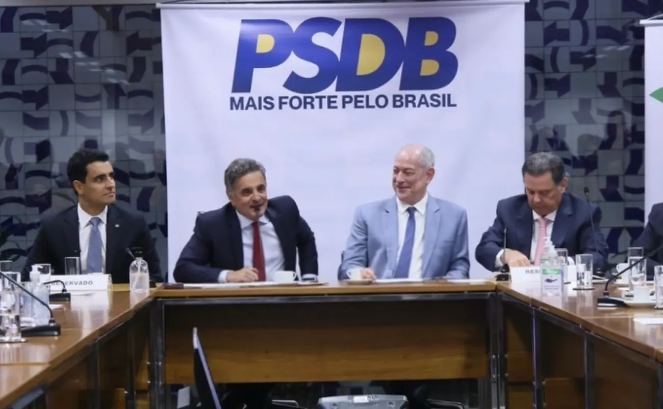 Aécio Neves e Ciro Gomes em uma reunião do Diretório Nacional do PSDB em Brasília