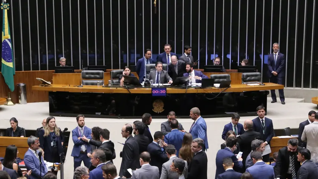 Foto do plenário da Câmara dos Deputados no dia da votação do primeiro turno da PEC.