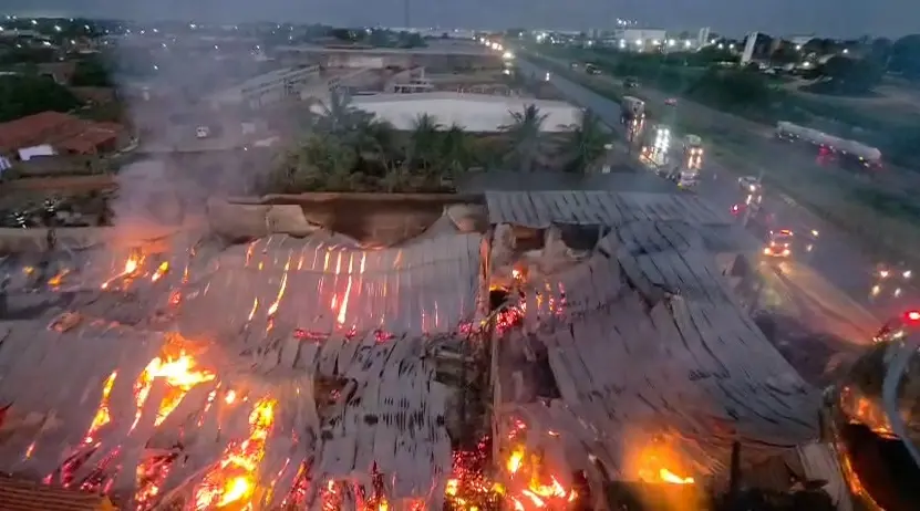 Chamas em galpão industrial.