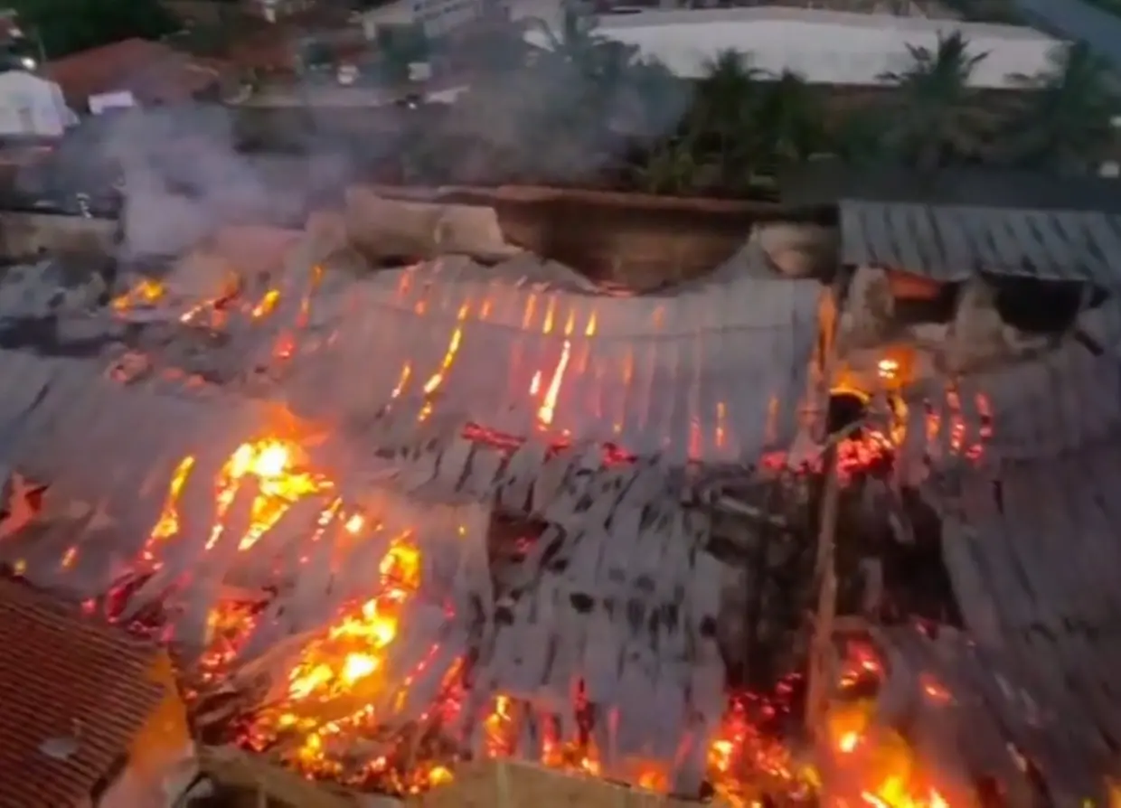 Imagem da notícia VÍDEO | Incêndio de grandes proporções atinge galpão industrial em Maracanaú