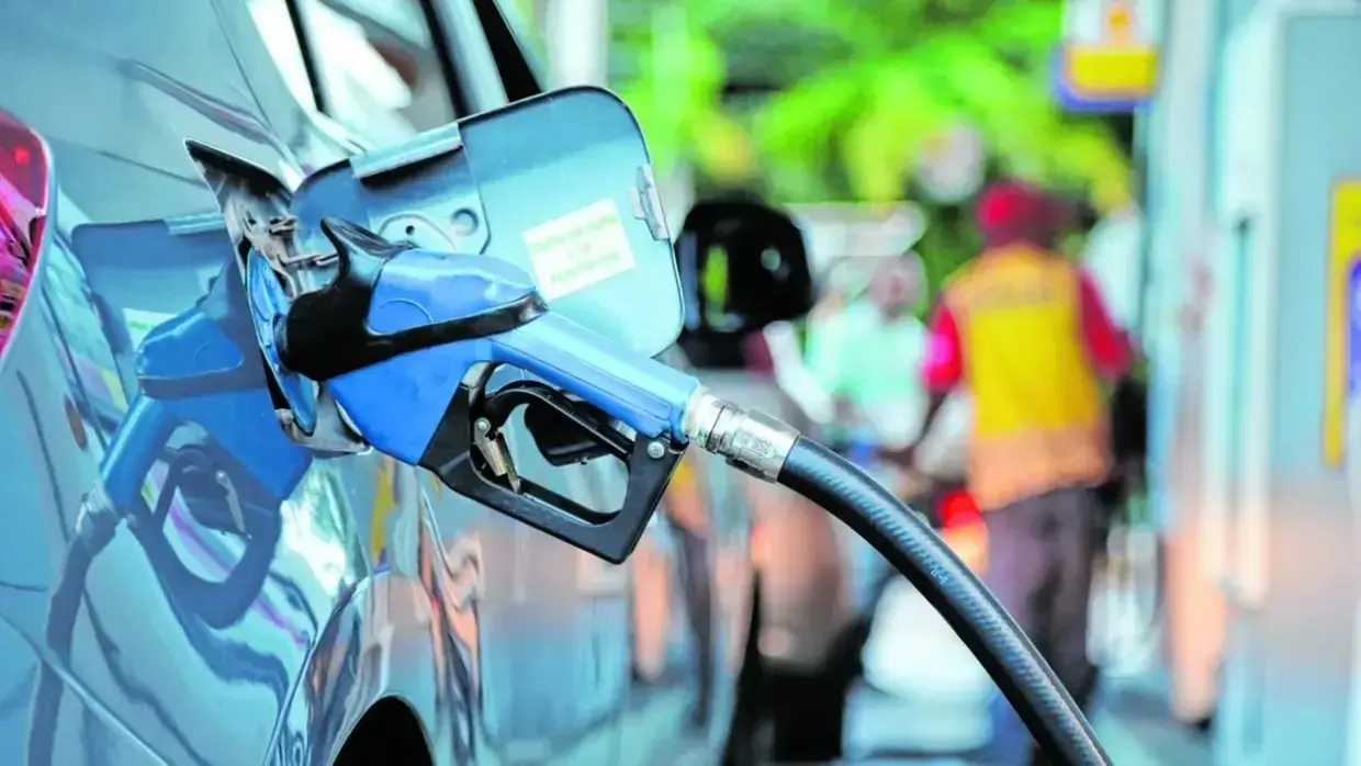 A imagem mostra uma bomba de gasolina azul para matéria sobre hábitos que fazem seu carro gastar mais combustível.