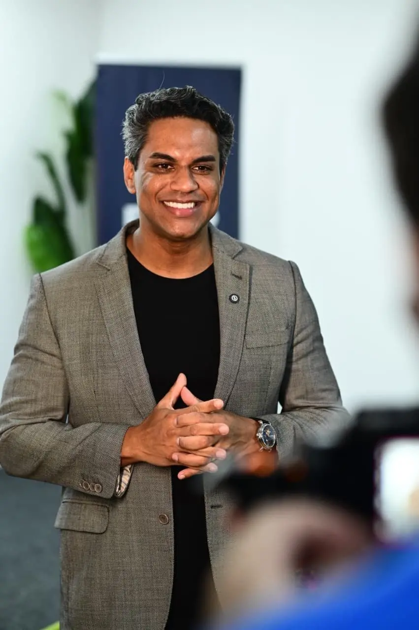 Esdras Barboza é professor