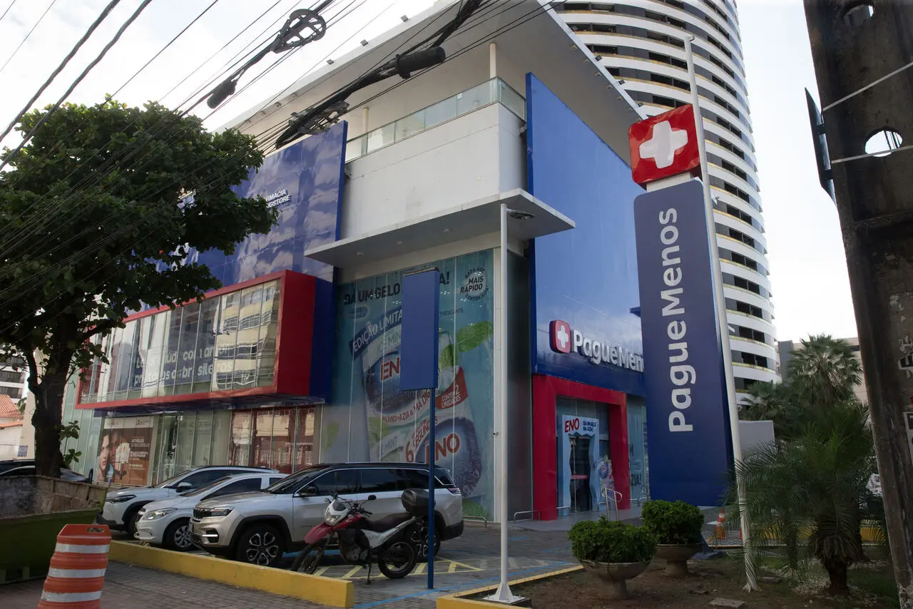 Foto da fachada de farmácia Pague Menos em Fortaleza.
