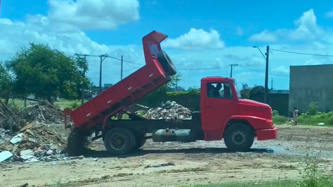 Foto da caçamba apreendida pela Agefis durante descarte irregular de entulho.