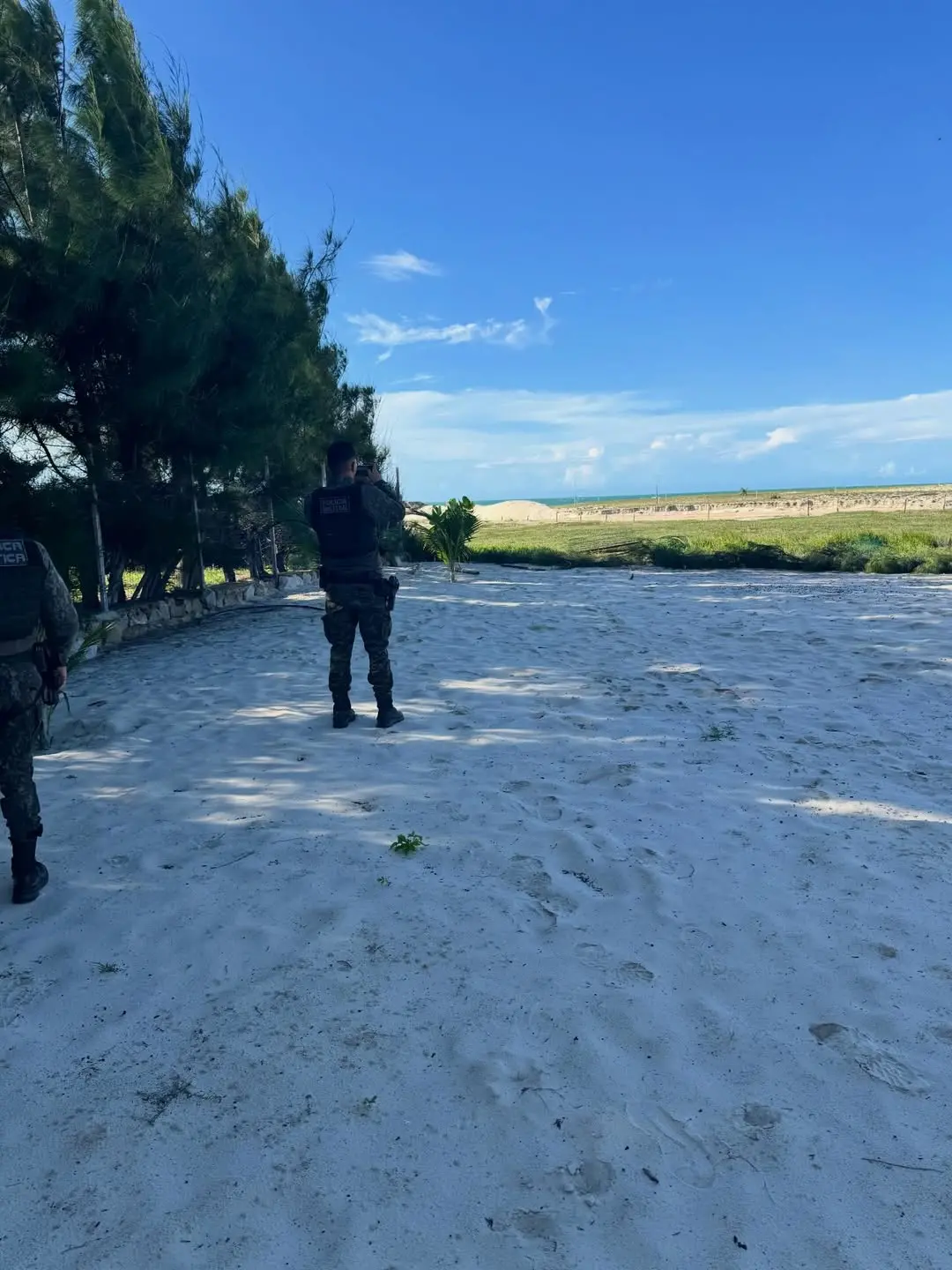 Foto da Polícia Civil em ação contra crime de dano e violação em praia de Beberibe.
