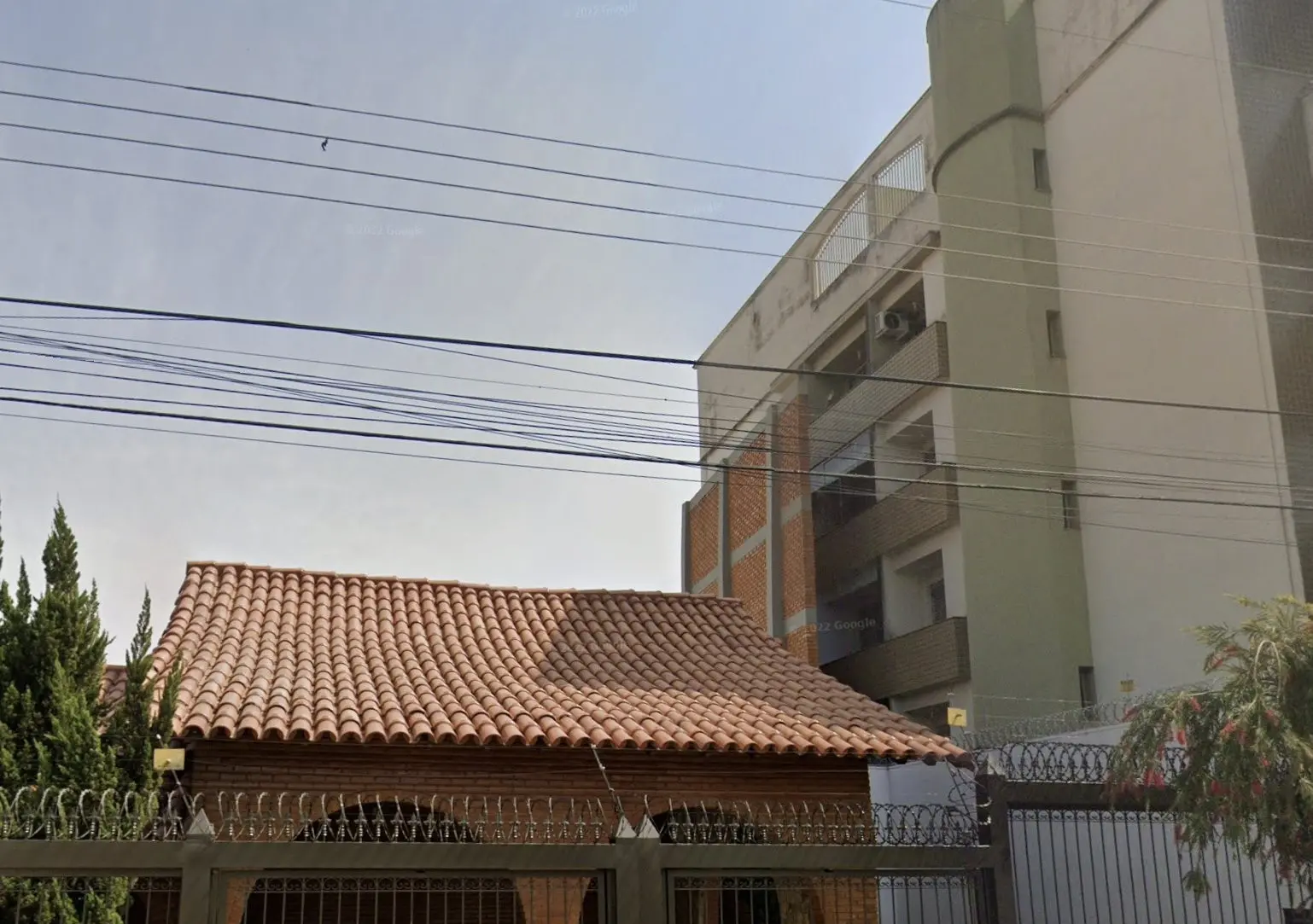 Foto de edifício com janelas bloqueadas por muro em Minas Gerais.