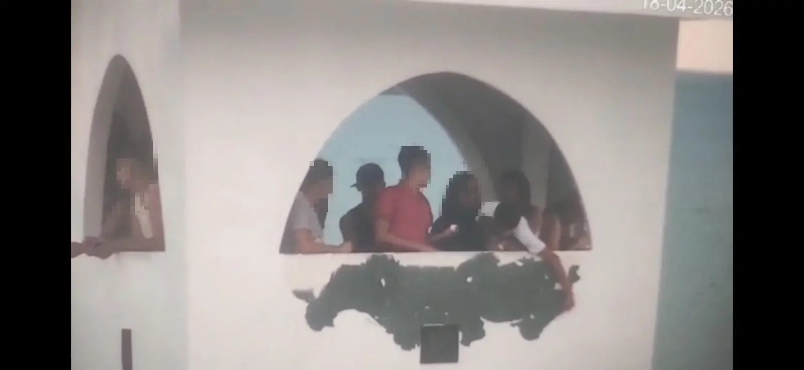 Imagem da notícia Mirante da Ponte dos Ingleses volta a ser danificado por jovens na Praia de Iracema