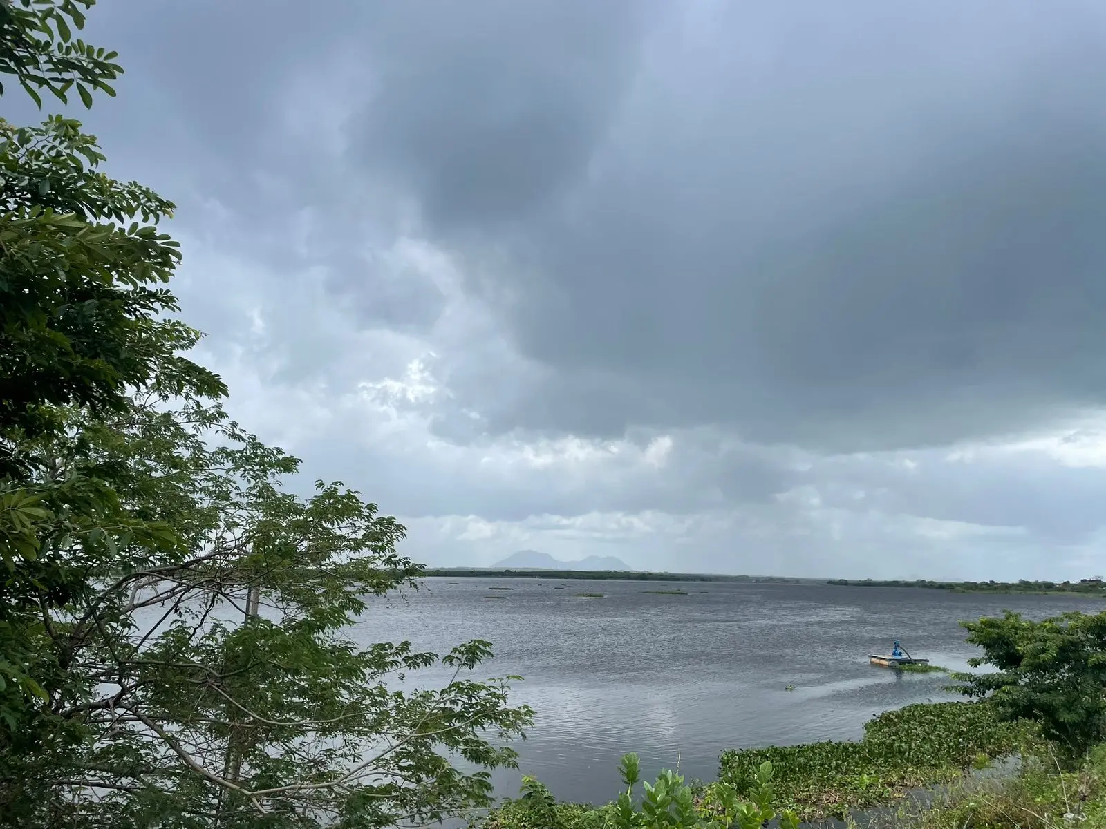 Céu nublado sobre açude com vegetação no interior do Ceará.