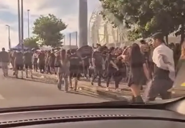 Imagem da notícia Show do Guns N' Roses em Fortaleza tem fila quilométrica antes de abertura dos portões