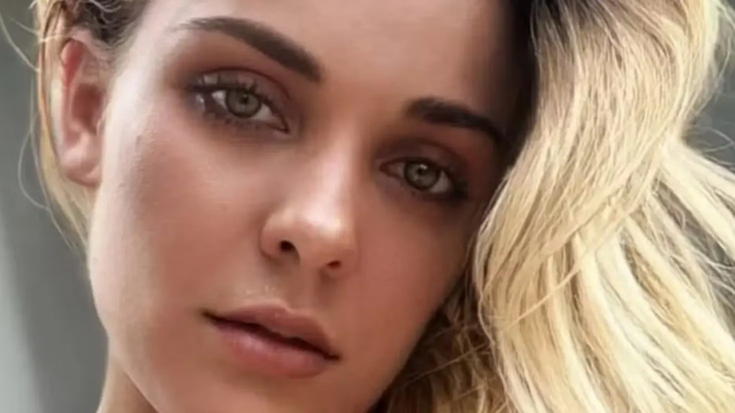 Selfie de brasileira mostrando olhos azuis, cabelo loiro. Na foto, ela não sorri.