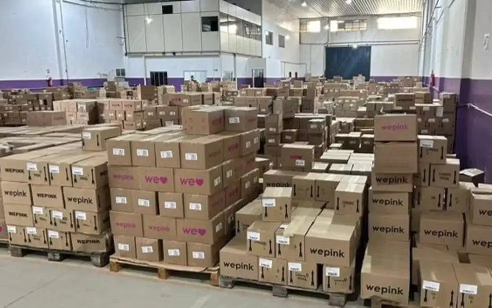Depósito com várias caixas de papelão com a marca WePink.
