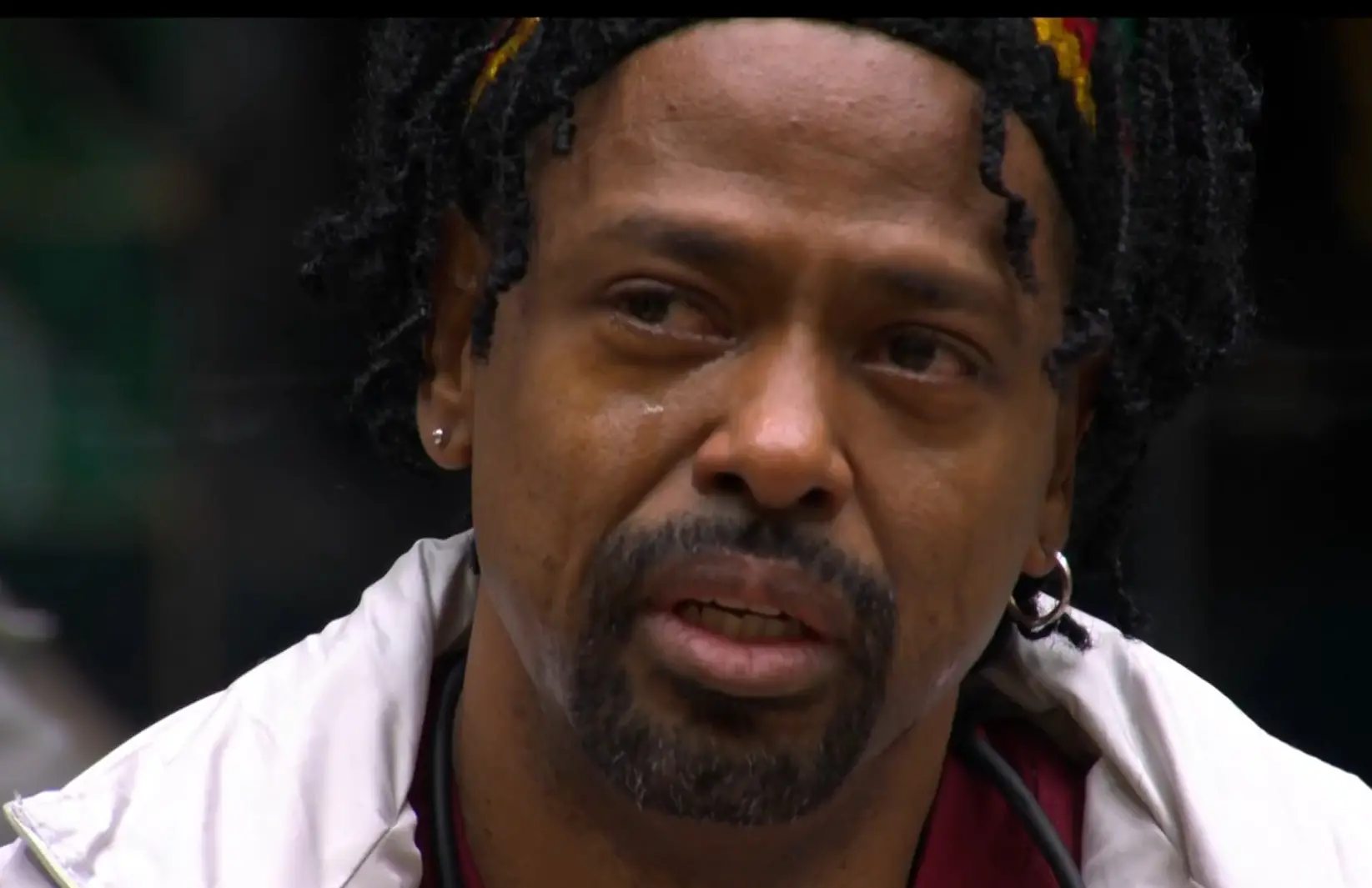 Boneco chora ao ouvir o discurso de Tadeu.