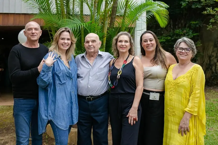 Ana Paula Renault ao lado das irmãs, irmão e do pai.