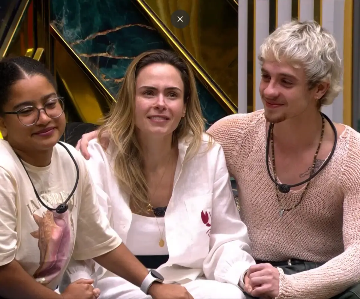 Imagem de três participantes do Big Brother Brasil 23 durante uma conversa na casa, mostrando diversidade e momentos de descontração no reality show.