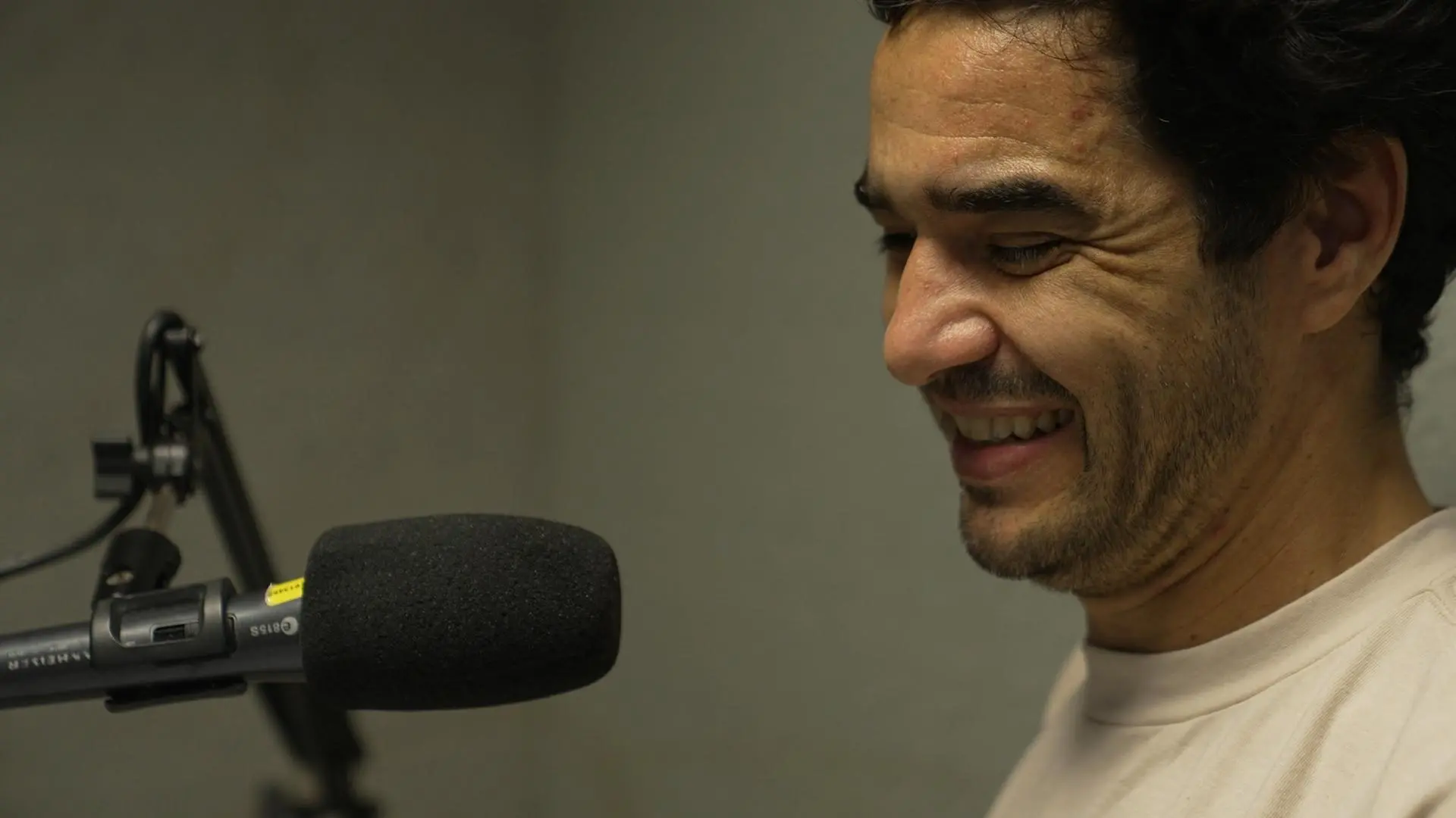 Imagem de Caio Blat, fazendo uma gravação sobre Grande Sertão Veredas, obra de João Guimarães Rosa.